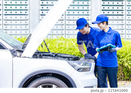 自動車のエンジンルームをチェックする作業員 自動車のエンジンルームをチェックする作業員 115841000