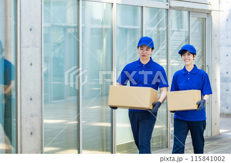 荷物を運ぶ作業員 115841002