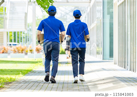 荷物を運ぶ作業員の後ろ姿 荷物を運ぶ作業員の後ろ姿 115841003
