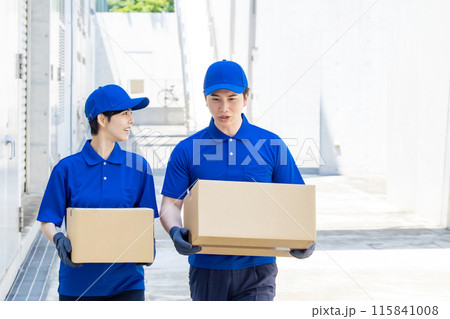 荷物を運ぶ作業員 荷物を運ぶ作業員 115841008