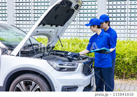 自動車のエンジンルームを点検する作業員 115841010