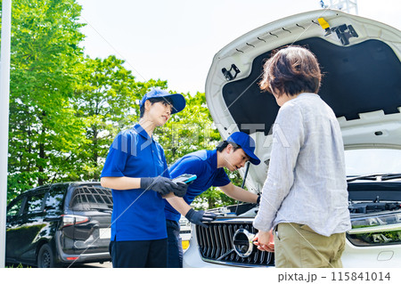 自動車のエンジンルームをチェックする作業員 自動車のエンジンルームをチェックする作業員 115841014