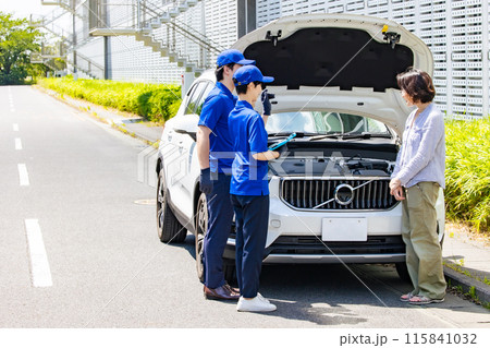 自動車のエンジンルームを点検する作業員 自動車のエンジンルームを点検する作業員 115841032