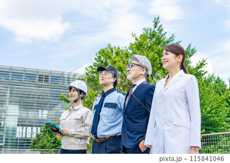 空を見上げる様々な職業の人々（研究者・ビジネスマン・エンジニア・警備員） 115841046