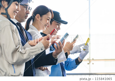 スマホを使う様々な職業の人々（ビジネスマン・エンジニア・研究者・警備員） 115841065
