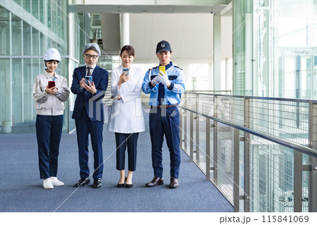 スマホを使う様々な職業の人々（ビジネスマン・エンジニア・研究者・警備員） 115841069