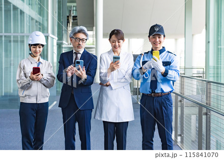 スマホを使う様々な職業の人々（ビジネスマン・エンジニア・研究者・警備員） 115841070