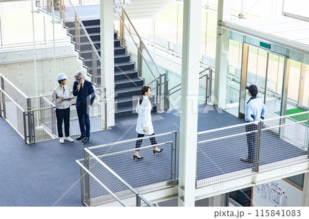 ビル内の人々を俯瞰した監視カメラ映像 ビル内の人々を俯瞰した監視カメラ映像 115841083