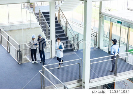 ビル内の人々を俯瞰した監視カメラ映像 115841084