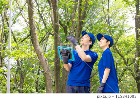 タブレットを使って森林を調査する作業員 タブレットを使って森林を調査する作業員 115841085