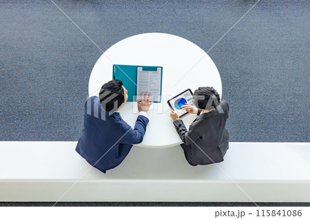 ミーティングするビジネスパーソンのグループの俯瞰アングル ミーティングするビジネスパーソンのグループの俯瞰アングル 115841086