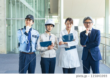 悩む様々な職業の人々（ビジネスマン・エンジニア・研究者・警備員） 115841093