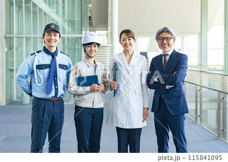 笑顔で並ぶ様々な職業の人々(ビジネスマン・エンジニア・研究者・警備員) 笑顔で並ぶ様々な職業の人々(ビジネスマン・エンジニア・研究者・警備員) 115841095