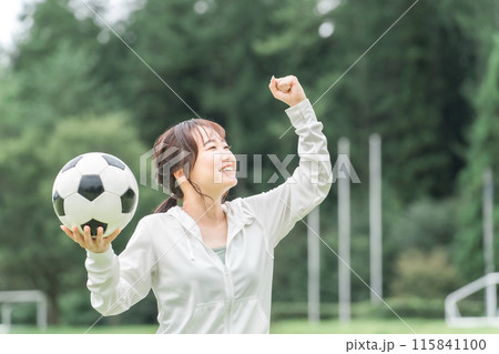 サッカーで勝利してガッツポーズするサッカーファン・サポーターの日本人女性 サッカーで勝利してガッツポーズするサッカーファン・サポーターの日本人女性 115841100