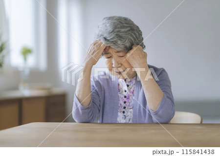 頭を抱える80代の女性 115841438