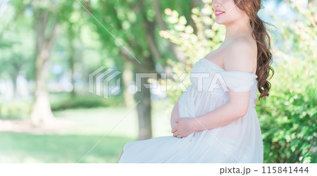 マタニティフォトの撮影をするアジア人妊婦の女性 マタニティフォトの撮影をするアジア人妊婦の女性 115841444