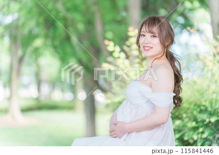 マタニティフォトの撮影をするアジア人妊婦の女性 115841446