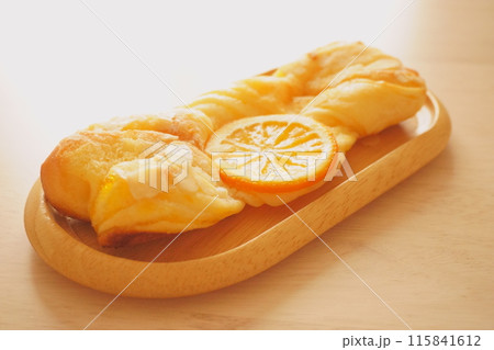 木皿の上のオレンジを乗せたパン 木皿の上のオレンジを乗せたパン 115841612