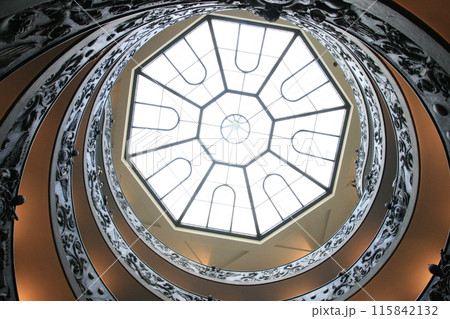 バチカン美術館のらせん階段　天井 115842132