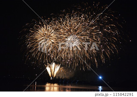 夏の夜空に咲く大輪の花火 夏の夜空に咲く大輪の花火 115842291