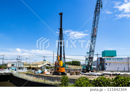 建設工事現場　重機クローラークレーンと杭打ち機 115842304