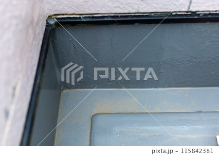 苔と埃で汚れたベランダ 115842381