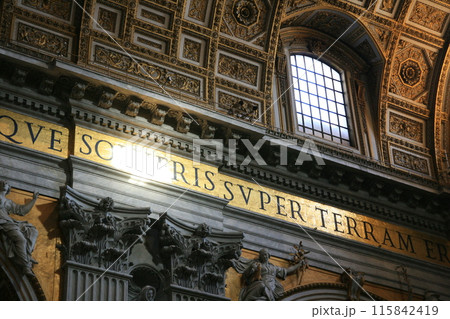 サンピエトロ大聖堂の窓 115842419