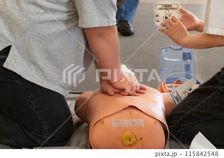 救急救命講習会 一次救命処置胸骨圧迫とAED救護者の連携 救急救命講習会 一次救命処置胸骨圧迫とAED救護者の連携 115842548