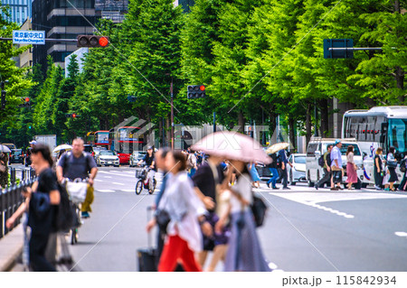 日本の東京都市景観 インバウンド復活…人気の東京観光…観光客らで賑わう東京駅前。横断中… 115842934