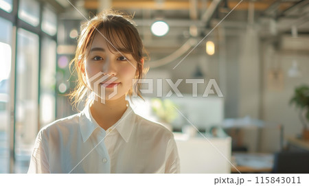 現代のオフィスで働くポジティブな表情の若い女性、店員、ウェイトレス 115843011