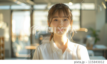 現代のオフィスで働くポジティブな表情の若い女性、店員、ウェイトレス 115843012