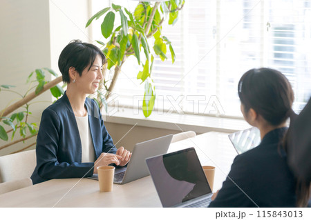 打ち合わせをするビジネスパーソン 115843013