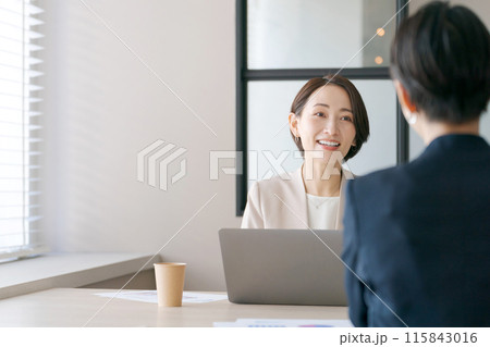 打ち合わせをするビジネスパーソン 打ち合わせをするビジネスパーソン 115843016
