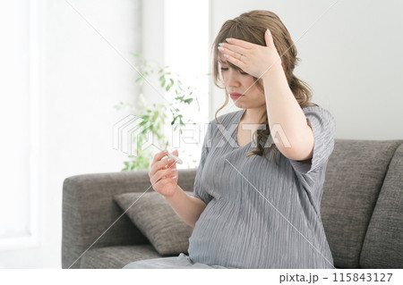 体温計を見て驚く妊婦の日本人女性（困る） 115843127