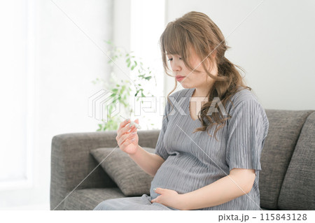 体温計を見て驚く妊婦の日本人女性（困る） 115843128