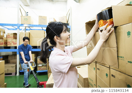 倉庫で働く女性スタッフ 115843134