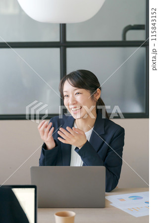会議室でミーティングするビジネスウーマン 115843152
