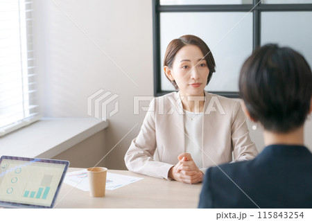 厳しい表情で会議をするビジネスパーソン 厳しい表情で会議をするビジネスパーソン 115843254