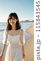 海辺を歩く白いワンピースの女性 115843545