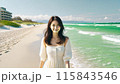 海辺を歩く白いワンピースの女性 115843546