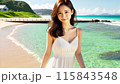 海辺を歩く白いワンピースの女性 115843548