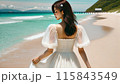 海辺を歩く白いワンピースの女性 115843549