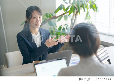 打ち合わせをするビジネスパーソン 115843553