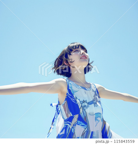 青空に向かって両手を広げる若い女性 AI生成画像 正方形 青空に向かって両手を広げる若い女性 AI生成画像 正方形 115843559