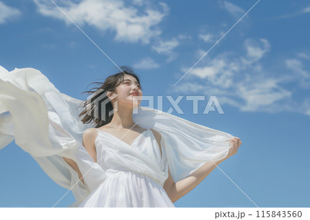 白い布をまとう若い女性　AI生成画像 115843560