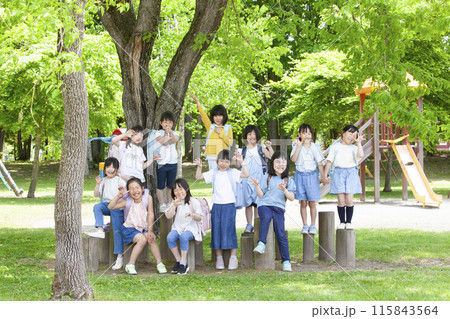 1年生の女の子　集合写真　ランドセル 115843564