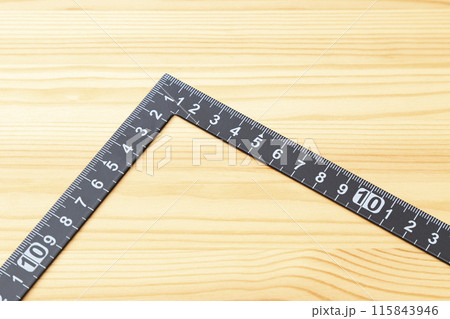 木目背景に曲尺 115843946