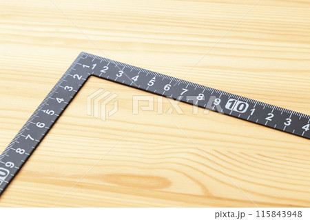 木目背景に曲尺 115843948