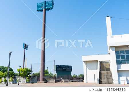 快晴の青空と地方都市の野球場イメージ 快晴の青空と地方都市の野球場イメージ 115844213