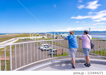 網走国定公園 サロマ湖 龍宮台展望公園 観光客 眺め 網走国定公園 サロマ湖 龍宮台展望公園 観光客 眺め 115844271